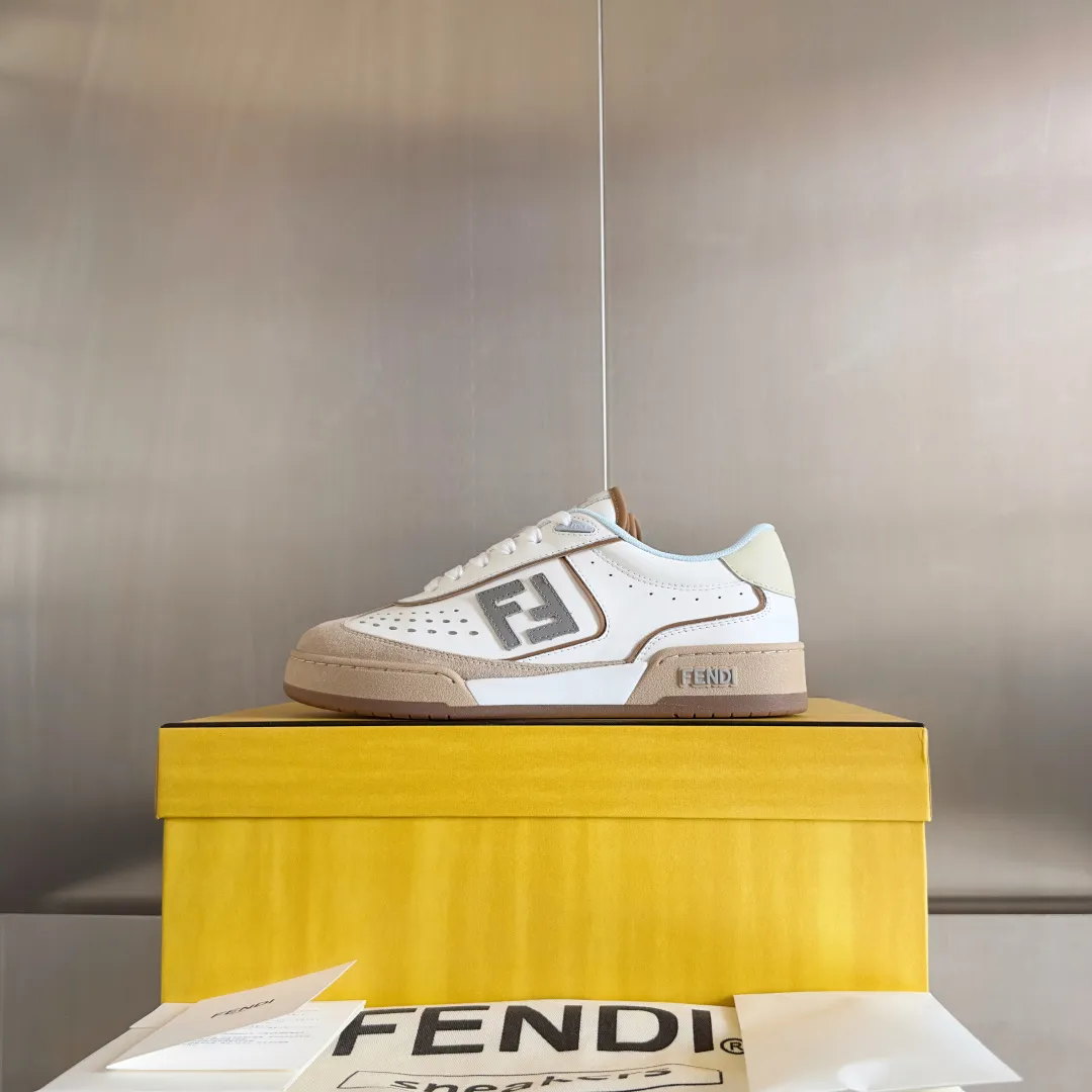 【FENDI】Top P: 740💰 Leather Couple Size: Women's 35-41 / Men's 39-45 Top version: Fendi Fendi match series Couple's Film Casual Sports Shoes Sneakers Original purchase, development, production of these FENDI Match lace-up sneakers. Small perforations accent the upper. Made of white leather with beige suede details. Matcha green leather FF applique. Rubber sole with FENDI lettering on the side. Comes with exquisite packaging at the counter 🛍📦 ▪️ Fabric: Original custom imported first-layer cowhide ▪️ Lining: Imported custom breathable mesh ▪️ Sole: Original molded TPU two-color combination sole ▪️ Sole thickness: 3CM. ▪️ Size: Women's 35-41 / Men's 39-45